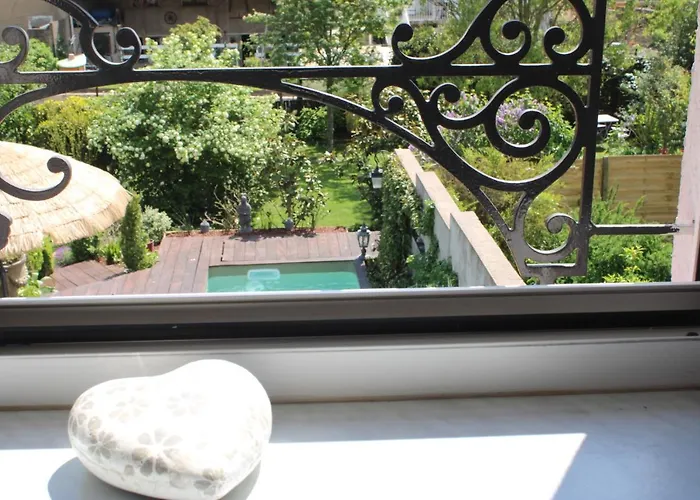 D'hotes Les Magnolias Bed & Breakfast